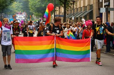 chiesa e omosessualità: foto gay pride